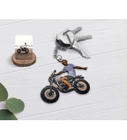 BK Gift Kişiye Özel Tam Boy Motosikletli Adam Karikatürlü Ahşap Anahtarlık-1
