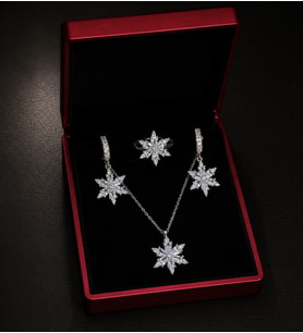925 Ayar Gümüş Lotus Set - Işıklı Kutuda Set Kolye - Küpe - Yüzük Set (Parlak Beyaz)