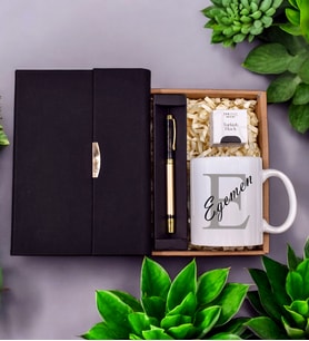 Kişiye Özel Siyah Lüks Termo Deri Defter& Siyah/Gold Detaylı Roller Kalem& Harf Baskılı Kupa& Teashop Bitki Çayı Hediye Seti