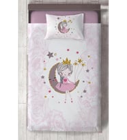 MEKTA HOME BEBEK VE ÇOCUK ODASI Ay Üzerinde Oturan Kız Desenli Motifli Yatak Örtüsü