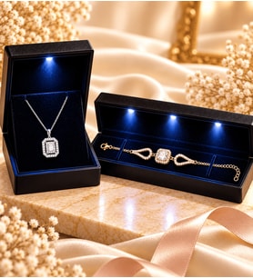925 Ayar Gümüş Kadın Takı Seti Beyaz Baget Taşlı Kolye ve Gold Baget Bileklik Işıklı Kutulu