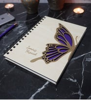 Kişiye Özel Kelebek Desenli Ahşap Kapaklı Defter - Ajanda - İsme Özel - A5 60 Yaprak (120 SAYFA) Hediyelik (Mor)