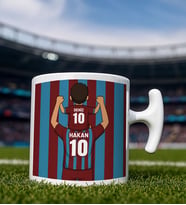 BK Gift Kişiye Özel Baba&Çocuk Bordo-Mavi Forma Tasarımlı Hammer Kulplu Beyaz Kupa Bardak, Arkadaşa Hediye, Sevgiliye Hediye, Taraftar Hediyesi