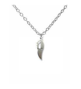 Bıçak Figürlü Metal Kolye – 60 cm Zincirli Zamak Kaplama Unisex Aksesuar (Gümüş)
