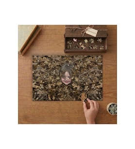 Kuru Yaprakların İçinde Kız Çocuğu Tasarımı 240 parça Ahşap Puzzle Ahşap Kutuda MP02479