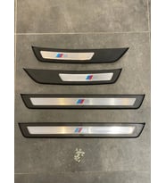 BMW F10 5 Serisi (2010-2016) Kapı Eşiği Koruma Plakası Seti – M5 Uyumlu