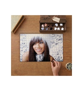 Beyaz Şapkalı Kız Tasarımı 240 parça Ahşap Puzzle Ahşap Kutuda MP00603