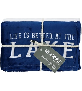 Gift Company Life is Better at The Lake-Mavi & Beyaz Süper Yumuşak 127 x 152 cm Çizgili Örtü İşlemeli Metin 127 x 152 cm Kraliyet Pelüş Battaniye, Mavi
