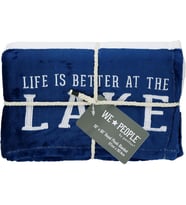 Gift Company Life is Better at The Lake-Mavi & Beyaz Süper Yumuşak 127 x 152 cm Çizgili Örtü İşlemeli Metin 127 x 152 cm Kraliyet Pelüş Battaniye, Mavi