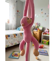 Atakids Sarılan Peluş Maymun Eğlenceli ve Sevimli Oyun Arkadaşı (Pembe)