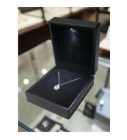 Işıklı Kutuda 925 Ayar Gümüş Damla Kadın Kolye (beyaz)