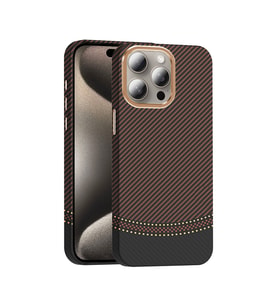 iPhone 15 Pro Max Kılıf M-safe Şarj Özellikli Karbon Fiber Görünümlü Gros Kılıf (Siyah-Gold)