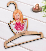 BK Gift Kişiye Özel Kadın Doğum Günü Karikatürlü Standart Boy Ahşap Elbise Askısı-1