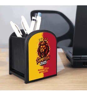 BBaskı  Kişiye Özel İsim / Kısa Mesaj Yazılı Sarı-Kırmızı Aslan Temalı MDF Kalemlik  Masaüstü Düzenleyici  Kalın MDF  Siyah  7x8x10 cm  Okul Ofis Ev  Taraftar Hediyesi