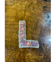 ÜTÜ İLE YAPIŞAN TAŞLI L HARFİ ARMA DİKİŞ AKSESUARI 7X5 CM (Pembe)