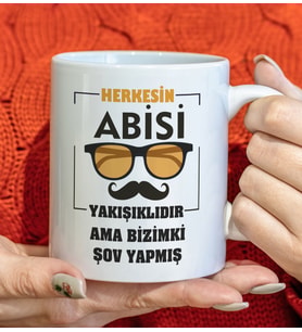 BK Gift Herkesin Abisi Yakışıklıdır Ama Bizimki Şov Yapmış Tasarımlı Beyaz Kupa Bardak, Doğum Günü Hediyesi