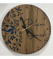 Kişiye Özel İsimli Romantik Çiçek Desenli Duvar Saati  Sevgililer Günü Hediyesi  40 cm  Hediye (Mavi)