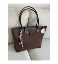 BAGLOVİS CHARM DETAYLI BÜYÜK BOY TOTE ÇANTA EN40 BOY30 (KAHVE)