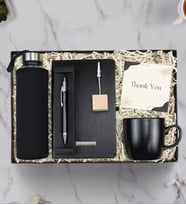 Kişiye Özel Siyah Defter & Siyah Kılıflı Cam Matara & Gümüş Renk Detaylı Siyah Tükenmez Kalem & Siyah Mat Kupa & Fotoğraflı Masa Üstü Ahşap Not Tutucu Hediye Seti