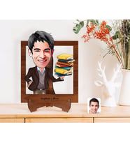 BK Gift Kişiye Özel Erkek Öğretmen Karikatürlü Ahşap Standlı 3D Biblo (Beyaz)