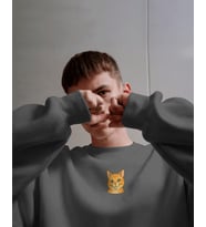 Erkek Sarı Tekir Kedisi Desenli Sweatshirt – Minimal Göğüs Baskılı, Unisex Rahat Kalıp (Füme)