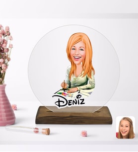 BK Gift Kişiye Özel Kadın Grafik Tasarımcı Karikatürlü Yuvarlak Ahşap Standlı Biblo-1