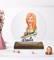 BK Gift Kişiye Özel Kadın Grafik Tasarımcı Karikatürlü Yuvarlak Ahşap Standlı Biblo-1
