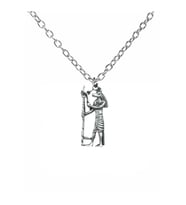 Anubis Figürlü Metal Kolye 60 cm Zincir – Mistik Antik Mısır Tasarımı (Gümüş)