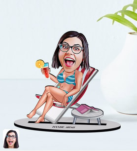 BK Gift Kişiye Özel Tatilci Kadın Karikatürlü Ahşap Biblo Model 2