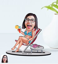 BK Gift Kişiye Özel Tatilci Kadın Karikatürlü Ahşap Biblo Model 2