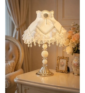 Beyaz Kadife Çiçek Süslemeli Dantelli Başlık İncili Gold Ayaklı Klasik Model Abajur 55x25cm