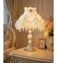 Beyaz Kadife Çiçek Süslemeli Dantelli Başlık İncili Gold Ayaklı Klasik Model Abajur 55x25cm