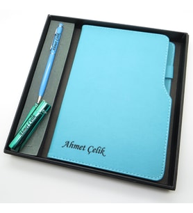 Signator® Codex  N178 Kişiye Özel Defterli Set - İsme Özel Turkuaz Kalem + İsme Özel Turkuaz Defter + İsme Özel Yeşil Çakmak  İsme Özel Kutusunda Hediyelik Set (Karışık)