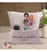 BK Gift Kişiye Özel Evleniyoruz Karikatür Tasarımlı Organizer Kumanda ve Atıştırmalık Cepli Pembe Kırlent Yastık-9 Arkadaşa Hediye, Cepli Yastık
