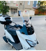 MOTOCAM Suzuki Burgman Street EX 125 Ön Cam 2023-2026 Model 62cm Şeffaf Renkli 4mm