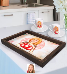 BK Gift Kişiye Özel Kadın Youtuber Karikatürlü Doğal Ahşap Tepsi ve 2’li Kahve Fincan Seti-1