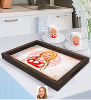BK Gift Kişiye Özel Kadın Youtuber Karikatürlü Doğal Ahşap Tepsi ve 2’li Kahve Fincan Seti-1