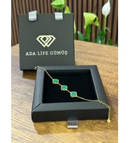 (ÇANTALI KUTU) 925 Ayar Gümüş 18 ayar Gold Kaplama 3 sıra YEŞİL Taşlı Yonca Bileklik