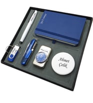 Signator® Lacus  Kişiye Özel Set - 32 Gb. Usb Bellek + Saatli Çakmak + Not defteri  + Çok Fonksiyonlu Çakı + Kalem ve El Aynası  İsme Özel Hediyelik Set (Karışık)