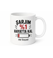 Sürekli Telefonla Oynayan Arkadaşa Şarjım Yüzde Bir Hayatta Kal Kupa Hediye