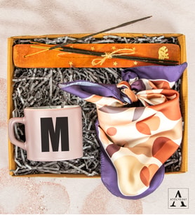 Kişiye Özel Hediye Seti- Desenli Fular - Ahşap Tütsülük - Tütsü - Çay-Kahve Fincanı - Özel Tasarım Hediye Kutusu