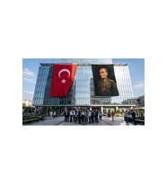 Üniformalı Gazi Mustafa Kemal Atatürk Bayrak ve Türk Bayrağı Premium Raşel Kumaş 2'li Set 10x15 metre ATA9