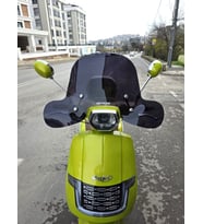 MOTOCAM Küba Ravida 125 Ön Cam 2024-2026 Model 37cm Siyah Renkli 4mm Elcikli APARATSIZ