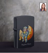 Kişiye Özel Uzay Karikatürlü UV Baskılı Siyah Benzinli Cakmak Bayan-1