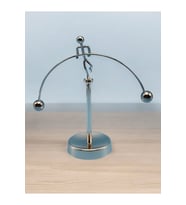 Kişiye Özel Gümüş Renk Fizik Denge Oyunu Denge Balans Masa Üstü Dekoratif Adam 17,5 X 11,5 Cm (Gri)