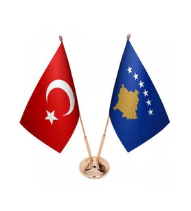 Masa Üstü Kosova Bayrağı Türk Bayrağı İkili Pirinç Direk Masa Bayrak Seti