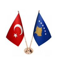 Masa Üstü Kosova Bayrağı Türk Bayrağı İkili Pirinç Direk Masa Bayrak Seti