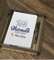 Kişiye Özel Matematik Öğretmeni Tasarımlı Ahşap Kutulu Ajanda Kalem Seti (Beyaz)