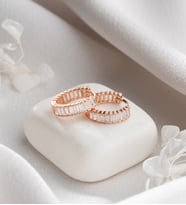 925 Ayar Gümüş Rose Kaplama 15Mm Baget Taşlı Küpe