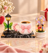 Sokak Lambalı 3D Pembe Fiyonklu Kupa ve LED Kalp Tutan Aşıklar Biblolu Fanus